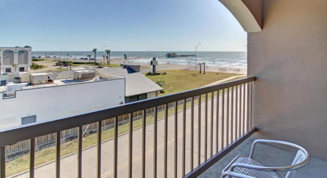 Четырёхместный номер Standard с видом на залив Spark By Hilton Galveston