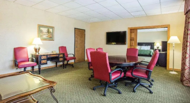 Номер Standard Days Inn & Suites by Wyndham Sutton Flatwoods