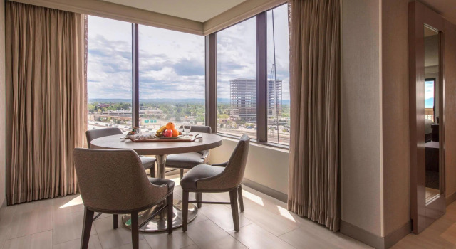 Четырёхместный номер Standard с балконом Denver Marriott Tech Center