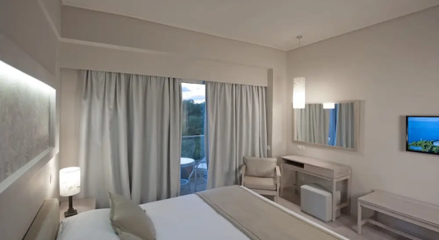 Семейный номер Standard с балконом и с видом на горы King Saron Hotel Resort
