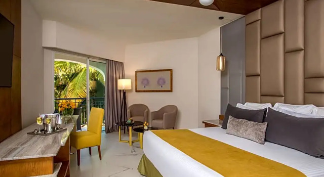 Двухместный полулюкс Preferred Club с видом на бассейн Secrets Royal Beach Punta Cana