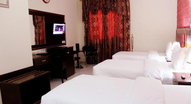 Трёхместный номер Standard Montreal Naif Hotel