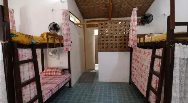 Кровать в общем номере El Gordos Seaside Adventure Lodge