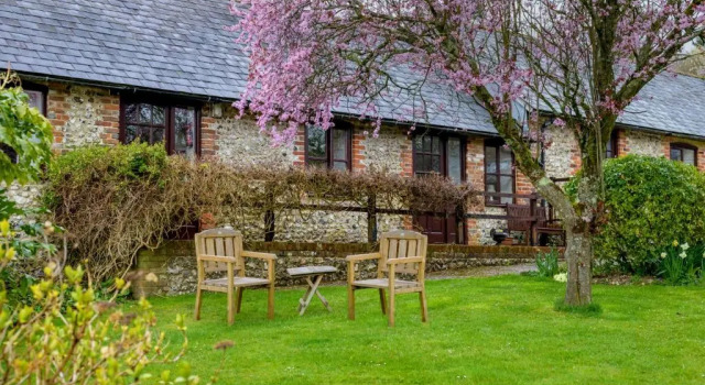 Коттедж с видом на озеро Luccombe Farm Holiday Cottages
