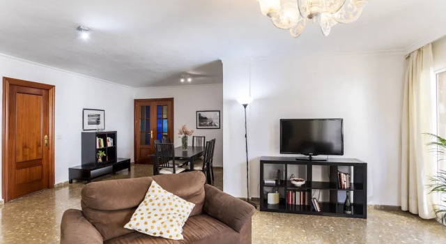 Rentcostadelsol Malagueta-Canovas, Забронировать Отель Малага Коста-дель-Соль, рядом с Муэлье Уно