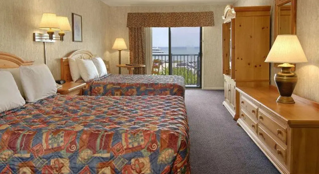 Номер Standard с видом на озеро Days Inn by Wyndham Mackinaw City - Lakeview