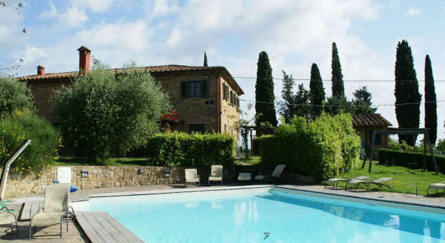 Spacious apartment furnished in Italian style in the hills
