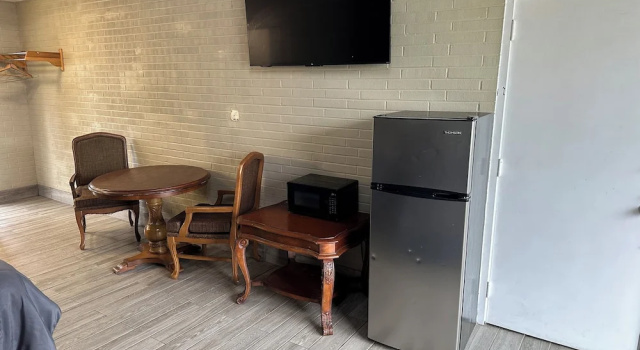 Четырёхместный номер Standard с балконом OYO Hotel Greensboro NC Southwest I-85