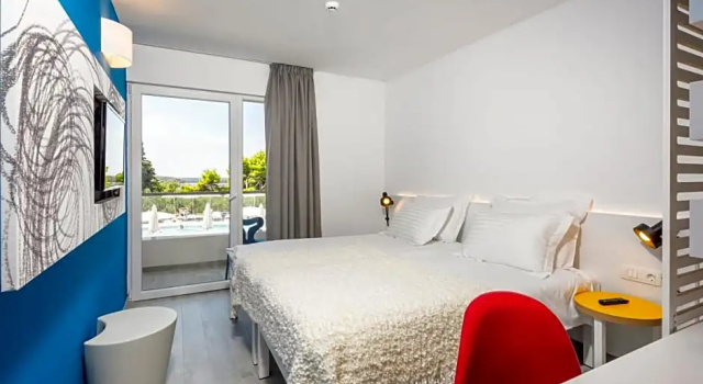 Номер Superior с балконом и с видом на бассейн Pharos Hvar Bayhill Hotel
