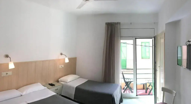 Трёхместный номер Standard с балконом Hostal ROM Familiar