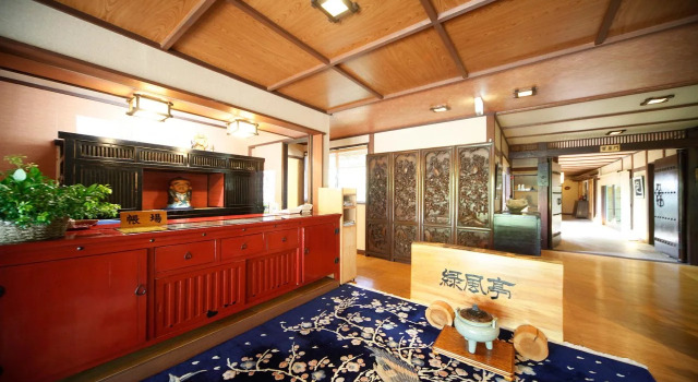 Kusatsu Onsen Ryokufutei Ryokan, Забронировать Отель Отели Кусацу с парковкой, рядом с Лыжный курорт Кусацу Онсэн, Парковка