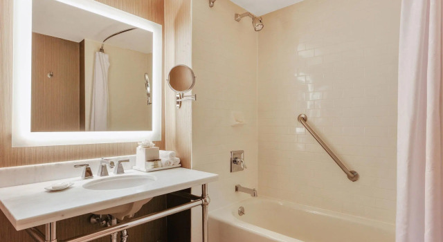 Четырёхместный номер Standard Sheraton Tarrytown Hotel