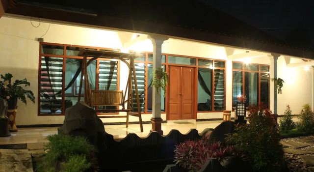Camera Deluxe Marry Ind Gunung Kawi Guest House Malang