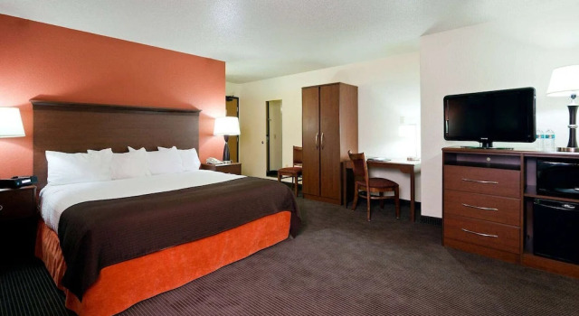 Двухместный люкс Superior AmericInn by Wyndham Manitowoc
