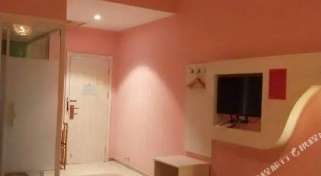 Четырёхместный люкс Deluxe Huayuan Fashion Hotel 338