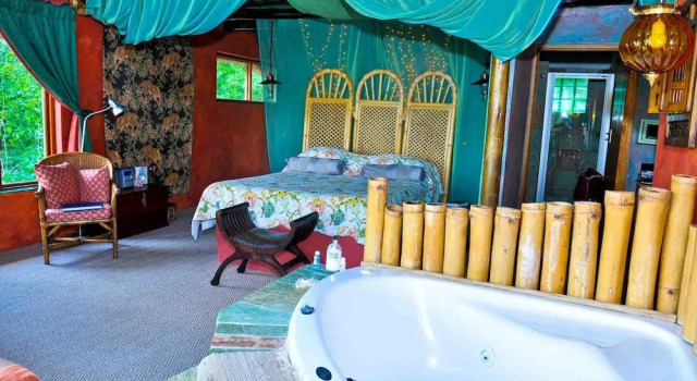 Люкс с балконом Bali at Scenic Haven Lodge in Hartbeespoort
