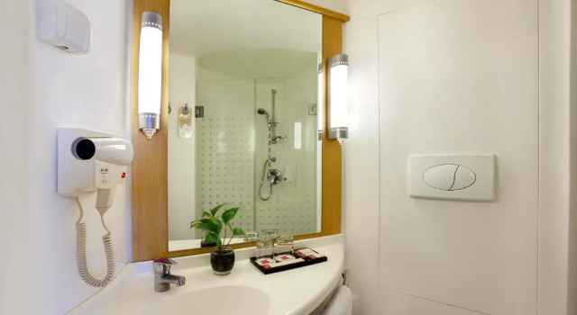 Standard Twin room Ibis Surabaya City Center