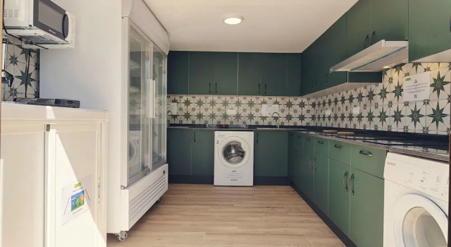 Кровать в общем номере (женский номер) с видом на внутренний двор Charming Nerja Hostel
