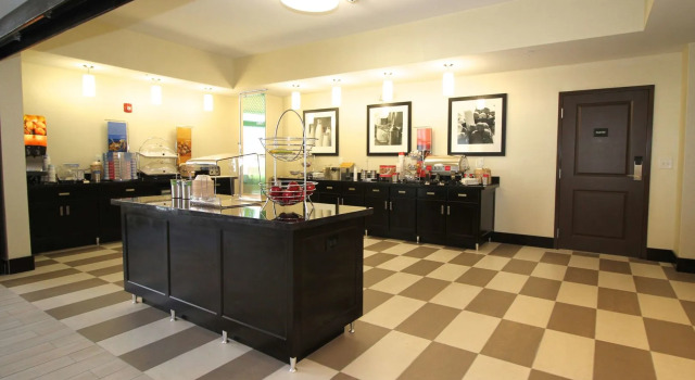 Hampton Inn and Suites Sandusky/Milan, Buchen Sie Hotel Mailand Ohio