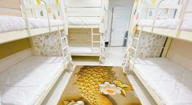 Кровать в общем номере Saigon Authentic Hostel