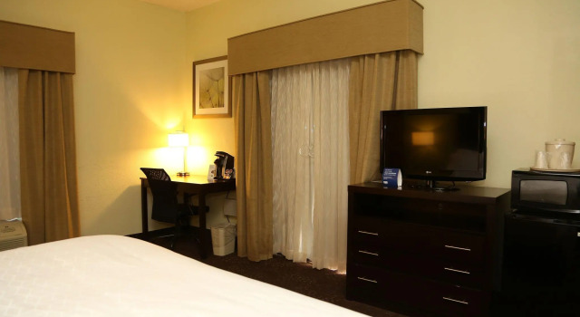 Люкс Holiday Inn Express Hotel & Suites Cleveland by IHG