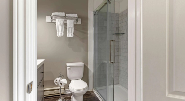 Трёхместный номер Standard с балконом и с видом на озеро Christies Mill Inn & Spa - BW Premier Collection