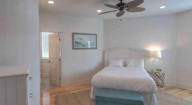 Dunn Inn 2 by Avantstay Walk to Beach, Pool Access, Sleeps 17!