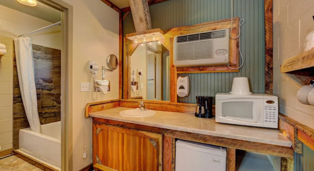 Четырёхместный номер Standard Holiday Motel and RV Park