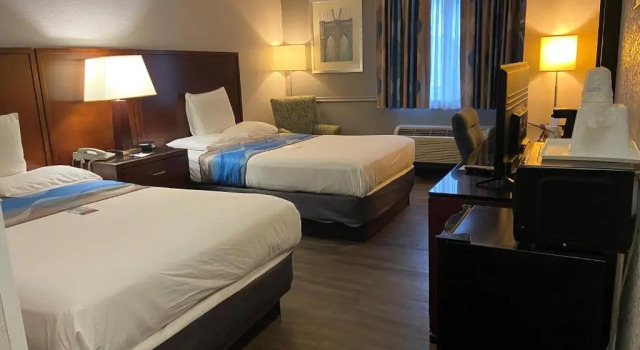 Четырёхместный номер Standard Travelodge Inn & Suites by Wyndham Albany