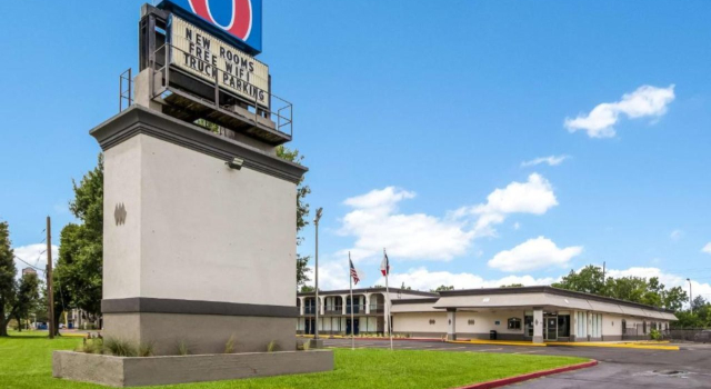 Motel 6 Groves, TX
