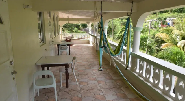 Postel ve společném pokoji pro ženy Soufriere Guesthouse