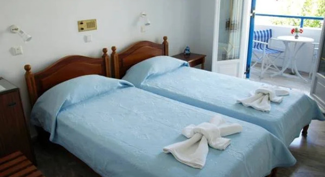 Zeus, Prenota Hotel Kamari Paro