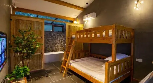 Кровать в общем номере с 4 комнатами Rongen Mountain Villa