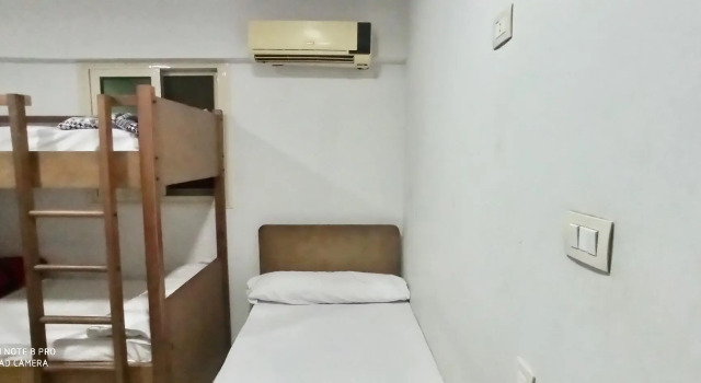 Кровать в общем номере Pyramids Youth House