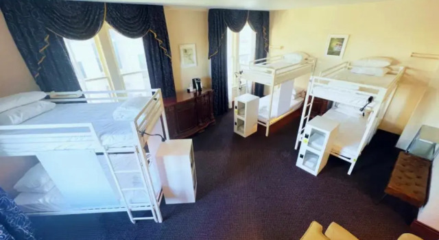 Кровать в общем номере Bposhtels Tampa