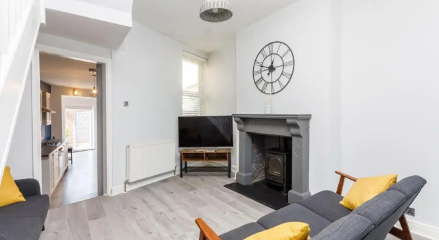 Comfy 3bed House By StirkMartin Stays Short Lets & Serviced Accommodation Cardiff With Free Parking & 8mins to City Centre, Забронировать Отель Отели Кардиффа с парковкой, Парковка