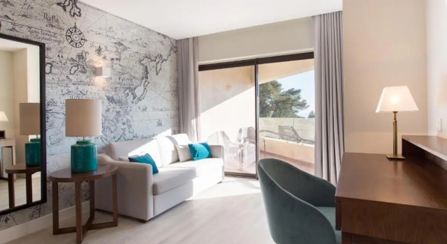 Двухместный семейный номер Standard с балконом Four Points by Sheraton Sesimbra