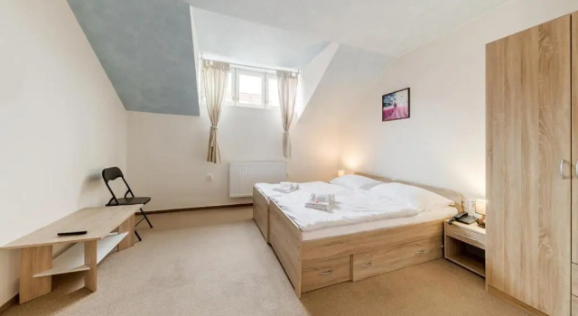 Habitación familiar Estándar con balcón Koruna Hotel