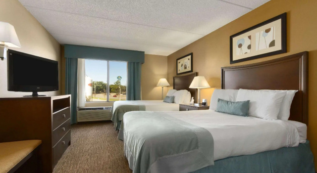 Четырёхместный номер Standard Holiday Inn Express Fayetteville Fort Bragg by IHG