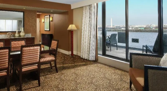 Номер Standard с балконом DoubleTree by Hilton Washington DC   Crystal City
