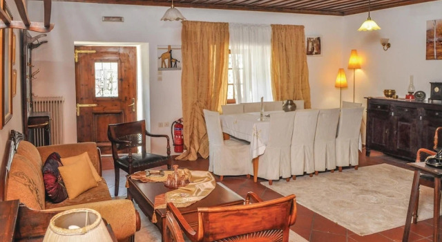 Nice Home in Portaria with Hot Tub, WiFi & 5 Bedrooms, Rezerwuj Hotel Hotele w Pelion z parkingiem, Parking