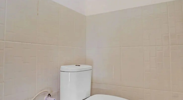 Люкс RedDoorz Syariah at Homestay Bougenville near Taman Alun-Alun Kota Lamongan