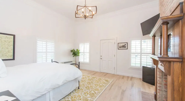 Benson Guest House, Book Pension Hoteller i Uvalde med parkering, Parkering