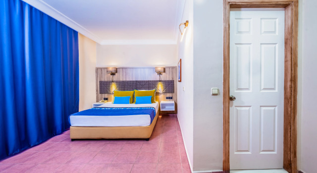 Club Big Blue Suit Hotel