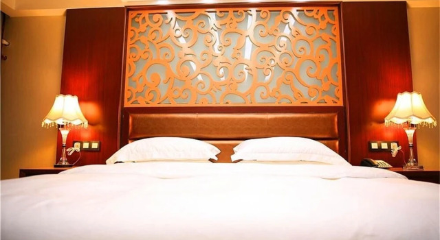 Yuebanwan Hotel (Fat Donglai at Xuchang Railway Station)