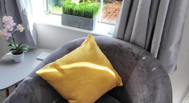 Secret Cottage, Wivenhoe - Charming, Cosy, Convenient & Quiet, 2 x Double Bed Period Cottage PLUS Patio - 6 min walk train, 2 min walk High Street Pubs, Restaurants, Shops, Book Feriehus Sommerhuse i Essex, Hytte