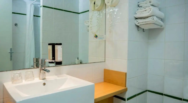 Двухместный семейный номер Standard Logis Hotel Restaurant Uzès Pont du Gard