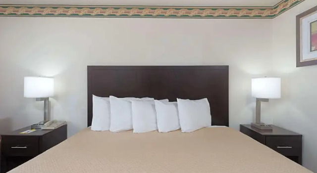 Номер Standard Days Inn by Wyndham Mexico