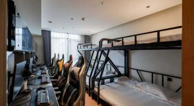 Łóżko w pokoju wieloosobowym Victoria Hotel