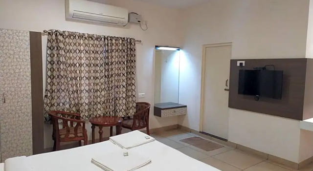 Двухместный номер Deluxe Hotel Sownthariyam
